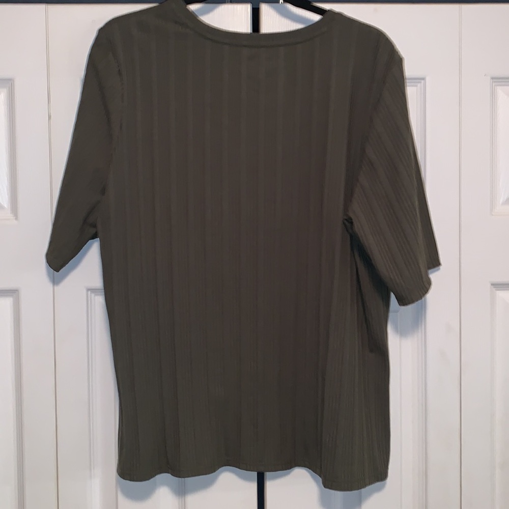 Woman’s Nine West XXL ribbed shirt. - Picture 3 of 4